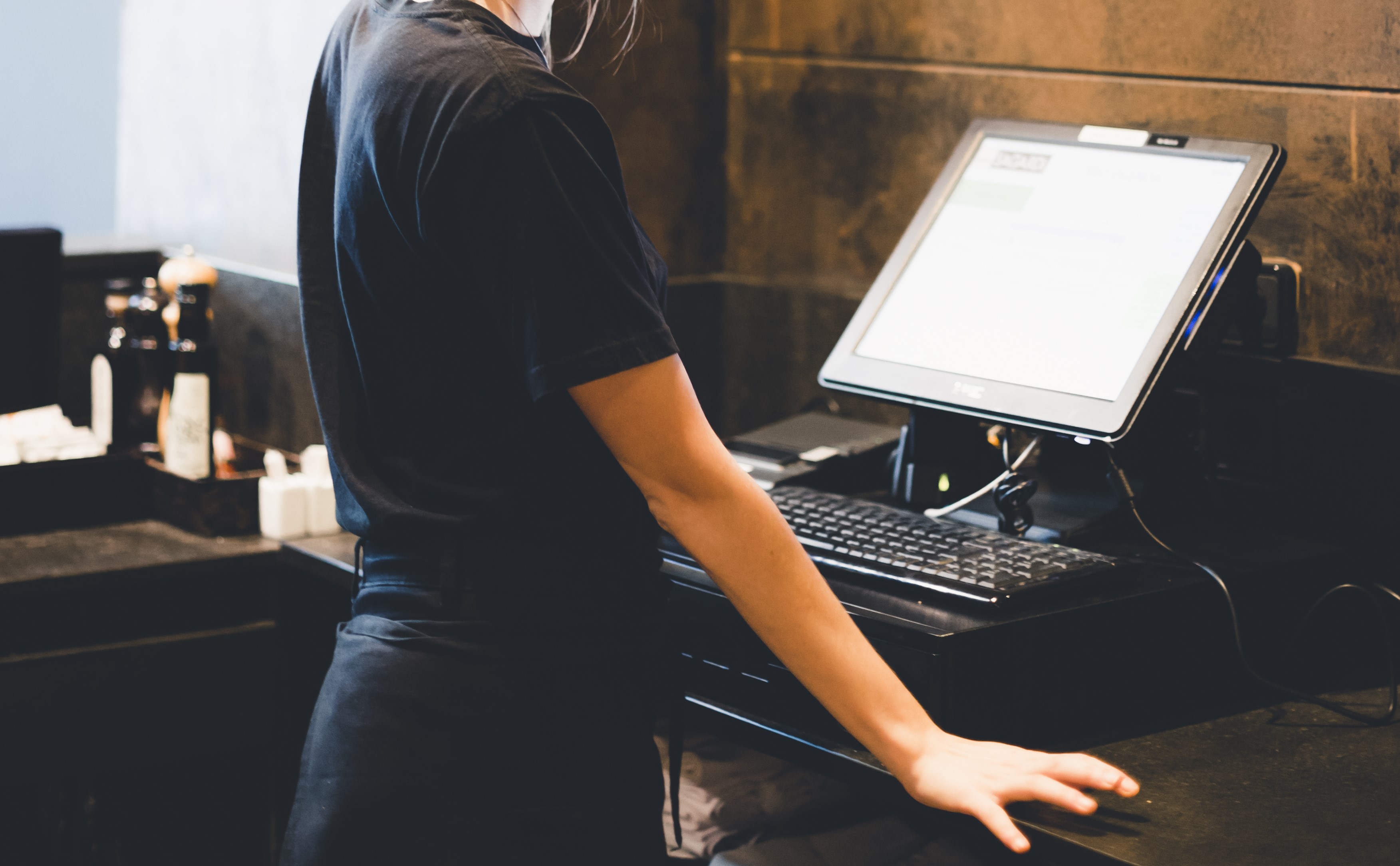 cassa con schermo e tastiera