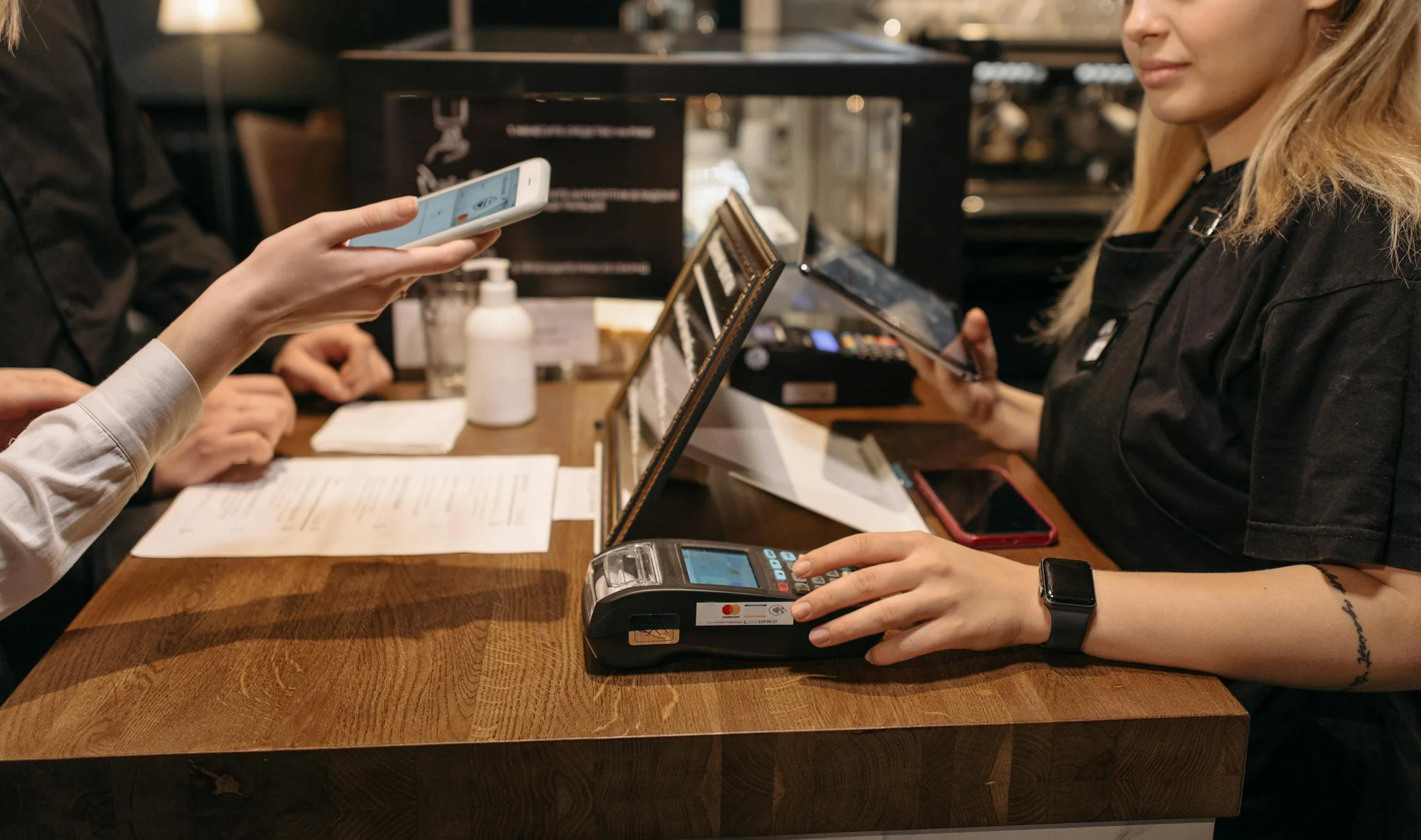 scrivania con pc e pos